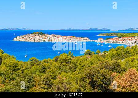 Vista di Primosten la città ed il mare dal punto di vista elevato, Dalmazia, Croazia Foto Stock