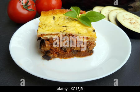 In stile greco moussaka con melanzane e carne di manzo macinata Foto Stock