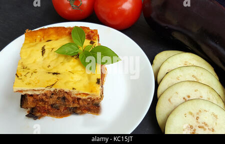 In stile greco moussaka con melanzane e carne di manzo macinata Foto Stock