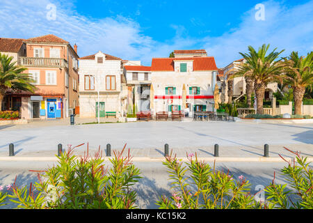 Case colorate sulla piazza di Rogoznica città vecchia, Dalmazia, Croazia Foto Stock