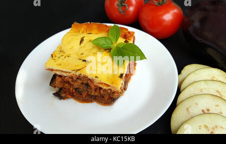 In stile greco moussaka con melanzane e carne di manzo macinata Foto Stock