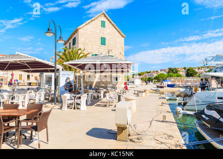 Porta di Primosten, Croazia - 5 Sep, 2017: Ristoranti in Primošten città vecchia porta, Dalmazia, Croazia. Foto Stock