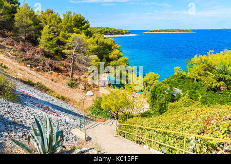 Passi per la piccola baia con spiaggia vicino alla città di Primosten, Dalmazia, Croazia Foto Stock