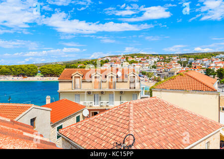 Vista di Primošten città vecchia e il mare dalla piastrella rosso tetto, Dalmazia, Croazia Foto Stock