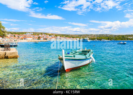 Colorate barche da pesca sul mare turchese acqua nella porta di Primosten, Dalmazia, Croazia Foto Stock