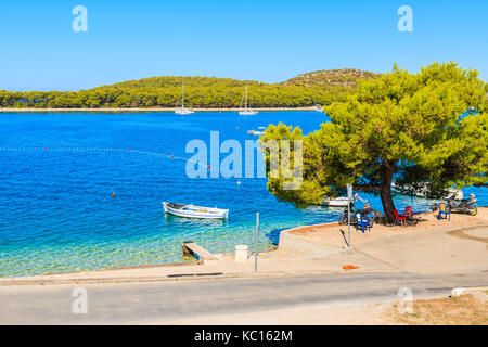 Vista del mare e la strada in città Rogoznica, Dalmazia, Croazia Foto Stock