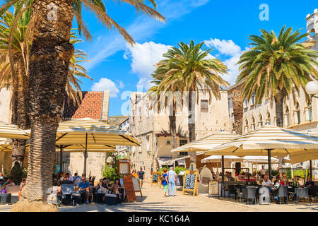 TROGIR, Croazia - Settembre 6, 2017: street con ristoranti ed edifici storici nella città vecchia di Trogir, Dalmazia, Croazia. Foto Stock