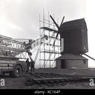 1967, foto storiche dell'antica post mill, il mulino a vento di Brill a Brill, South Hills, Aylesbury, Buckinghamshire avente un ponteggio eretto intorno ad esso in modo tale che le riparazioni principali potrebbe avvenire. Foto Stock