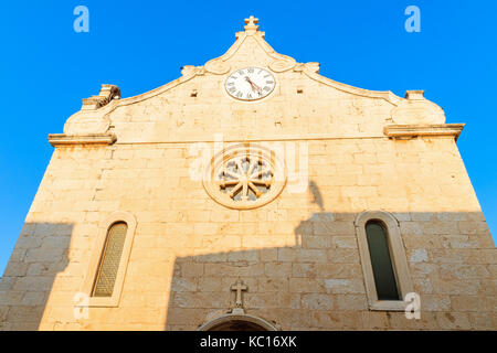 La facciata della chiesa di bol città vecchia contro il cielo blu, isola di Brac, Croazia Foto Stock