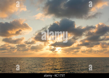 Bel tramonto cielo sopra il mare delle Andamane vicino a Koh Kud isola, Thailandia Foto Stock