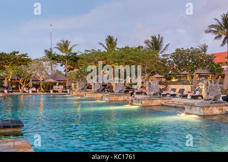 Bella tropical resort e spa durante il tramonto a Bali, in Indonesia Foto Stock