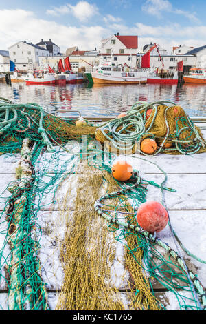 Barche nel porto di Henningsvaer. Isole Lofoten. La Norvegia. Foto Stock