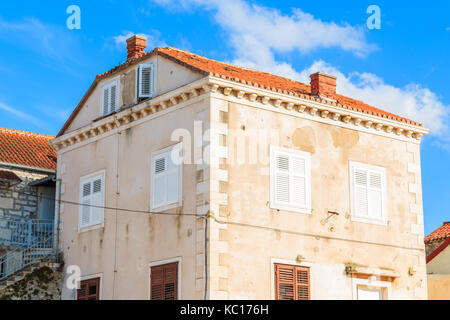 Tradizionale casa di pietra nel porto di Supetar, isola di Brac, Croazia Foto Stock