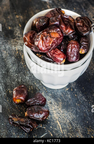 Materie organiche date medjool pronto a mangiare a dar tavolo in legno Foto Stock