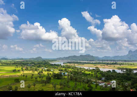 Bellissimo paesaggio rurale nei pressi di Hpa-an, Stato di Kayin, Myanmar Foto Stock