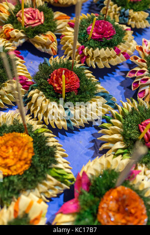 Kathong, la candela galleggiante artigianale fatta di parte galleggiante decorata con foglie verdi fiori colorati e molti tipi di materiali creativi per Foto Stock