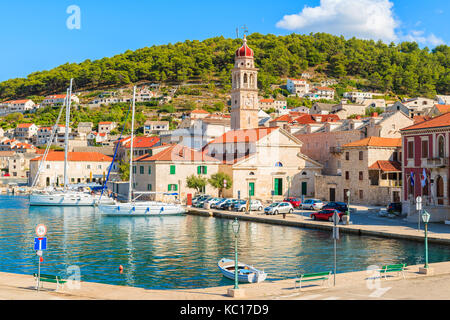 Vista del pittoresco porto pucisca con bella chiesa, isola di Brac, Croazia Foto Stock