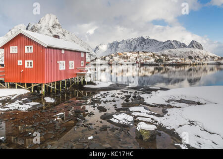 Tradizionale in rosso Rorbu cabine in inverno, la Reine, Moskenesøy, Isole Lofoten in Norvegia Foto Stock