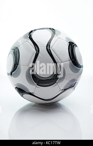 Il calcio in bianco e nero e la sfera bianca isolata su sfondo bianco di football round sfera isolata Foto Stock