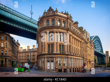 Il Phoenix appartamenti, queen street/Lombard street sopraffatte dal Tyne Bridge su strada aperta 1928, newcastle upon tyne, Inghilterra Foto Stock