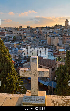 Vista panoramica sulla parte vecchia di Gerusalemme dal tetto del ospizio austriaco, Israele. iscrizione sul piedistallo della croce "presentt del manager della austriaco b Foto Stock