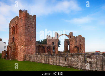 Le rovine della chiesa costruita intorno al 1150, sul sito del settimo secolo lindisfarne monastero sull isola santa, Berwick-upon-Tweed, Northumberland, Inghilterra Foto Stock