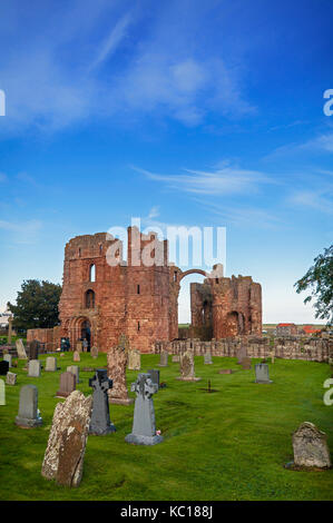 Le rovine della chiesa costruita intorno al 1150, sul sito del settimo secolo lindisfarne monastero sull isola santa, Berwick-upon-Tweed, Northumberland, Inghilterra Foto Stock