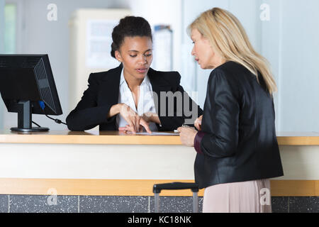 Hostess e valutazione di comunicare gli uni con gli altri Foto Stock