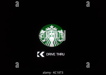 Starbucks Coffee drive thru caffetteria cafe sign notturno di dopo il tramonto Foto Stock