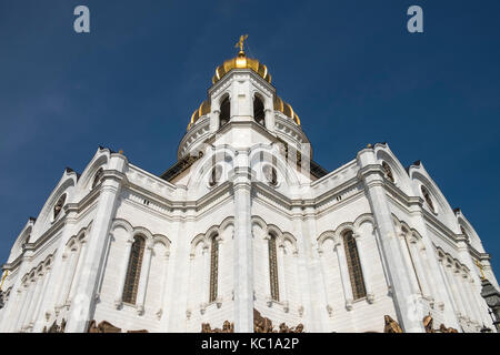 Ricostruita negli anni novanta, l'imponente facciata esterna della Cattedrale di Cristo Salvatore a Mosca, Russia. Foto Stock