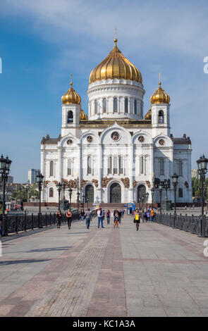 Ricostruita negli anni novanta, l'imponente facciata esterna della Cattedrale di Cristo Salvatore, visto dal Ponte Patriarshy, Mosca, Russia Foto Stock