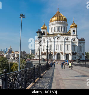 Ricostruita negli anni novanta, l'imponente facciata esterna della Cattedrale di Cristo Salvatore, visto dal Ponte Patriarshy, Mosca, Russia Foto Stock