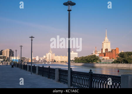 Vista lungo il fiume Moskva, Mosca, Russia, incluso il simbolo 5 stelle Radisson Royal Hotel. Foto Stock