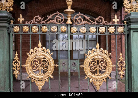 Cancelli di ingresso alla cabina di Pietro il Grande e di una piccola casa in legno e il primo "palazzo" di San Pietroburgo, Russia Foto Stock