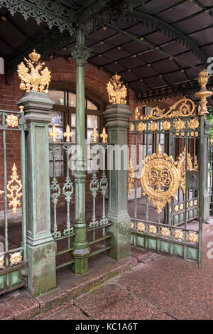 Cancelli di ingresso alla cabina di Pietro il Grande e di una piccola casa in legno e il primo "palazzo" di San Pietroburgo, Russia Foto Stock