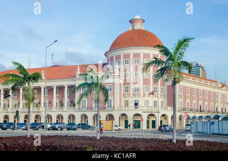 La National Bank of Angola o Banco de Nacional de Angolacon architettura coloniale nella capitale Luanda, Angola, Africa Foto Stock