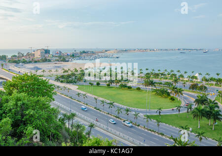 La vista della baia e la penisola di Luanda con autostrada nella parte anteriore e yacht club in background, Angola, Sud Africa Foto Stock