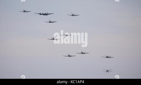 Bristol Blenheim, 3 Supermarine spitfires, 5 Hawker uragani e un Gloster Gladiator eseguendo una spettacolare flypast a Duxford 2017 Air Show Foto Stock