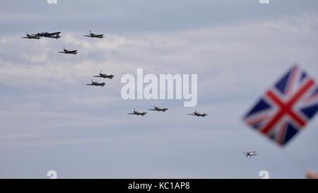 Bristol Blenheim, 3 Supermarine spitfires, 5 Hawker uragani e un Gloster Gladiator eseguendo una spettacolare flypast a Duxford 2017 Air Show Foto Stock