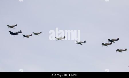 Bristol Blenheim, 3 Supermarine spitfires, 5 Hawker uragani e un Gloster Gladiator eseguendo una spettacolare flypast a Duxford 2017 Air Show Foto Stock