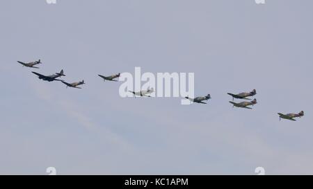 Bristol Blenheim, 3 Supermarine spitfires, 5 Hawker uragani e un Gloster Gladiator eseguendo una spettacolare flypast a Duxford 2017 Air Show Foto Stock