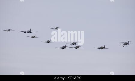 Bristol Blenheim, 3 Supermarine spitfires, 5 Hawker uragani e un Gloster Gladiator eseguendo una spettacolare flypast a Duxford 2017 Air Show Foto Stock