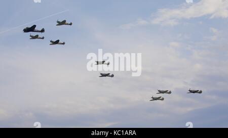 Bristol Blenheim, 3 Supermarine spitfires, 5 Hawker uragani e un Gloster Gladiator eseguendo una spettacolare flypast a Duxford 2017 Air Show Foto Stock