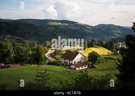 In uno scenario di montagne Vosges, case e la luce del sole Foto Stock