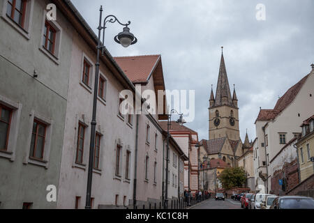 Sibiu, Romania settembre 22, 2017: Superiore città di Sibiu, in Transilvania, durante un pomeriggio nuvoloso in una strada medievale della città. Il cateterismo luterana Foto Stock