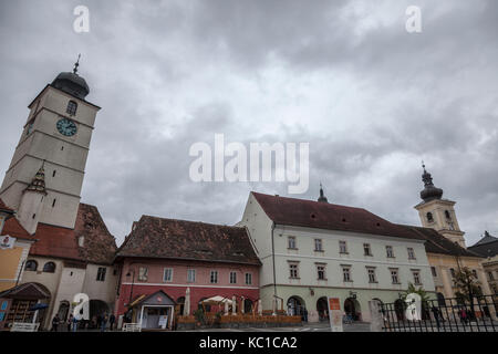 Sibiu, Romania settembre 22, 2017: Superiore città di Sibiu, in Transilvania, durante un pomeriggio nuvoloso in una strada medievale della città. La torre del consiglio Foto Stock