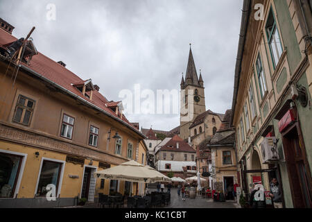 Sibiu, Romania settembre 22, 2017: Superiore città di Sibiu, in Transilvania, durante un pomeriggio nuvoloso in una strada medievale della città. Il cateterismo luterana Foto Stock