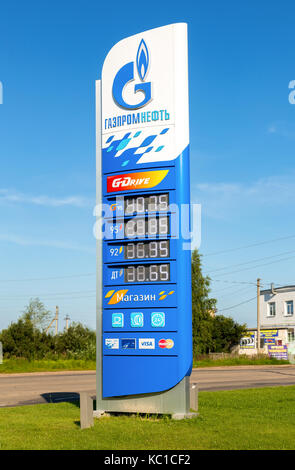 Novgorod, Russia - agosto 17, 2017: guida segno, indicato il prezzo del carburante con il logo della compagnia petrolifera gazpromneft contro il cielo blu. gazp Foto Stock