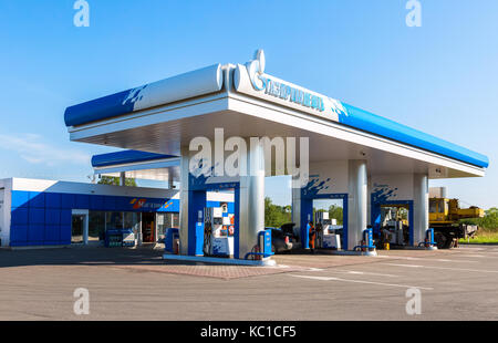 Novgorod, Russia - agosto 17, 2017: gazpromneft stazione di gas nel giorno d'estate. gazpromneft è un gas e petrolio russo azienda Foto Stock