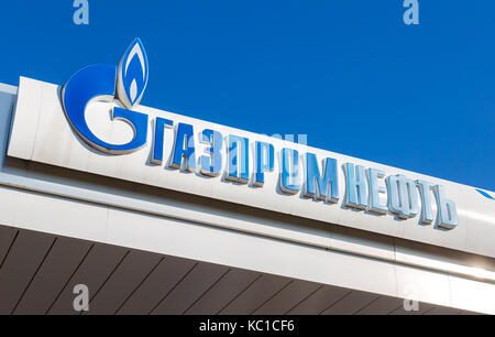 Novgorod, Russia - agosto 17, 2017: l'emblema dell'oil company gazpromneft sulla stazione di gas. gazpromneft è uno dei gas e petrolio russo Foto Stock